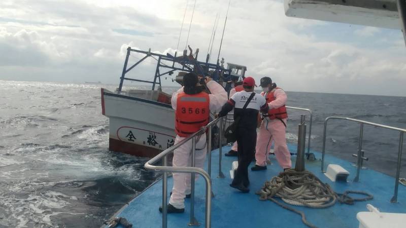 印尼籍漁工今早在花蓮外海作業時遭魚鉤勾傷，花蓮海巡隊獲報派艦艇前往接駁後送醫院。（第六海巡隊提供）