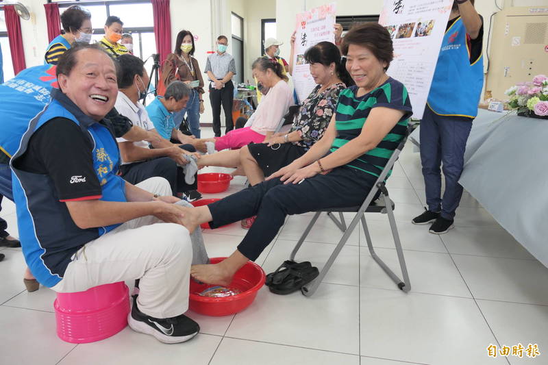 南市府城防癌抗癌健康協會20日將舉辦「弘揚孝道三部曲    共享天倫樂」，特別提前於活動宣傳記者會上由梅花里長蔡和豐（圖左）幫太太杜秀燕洗腳。（記者王姝琇攝）