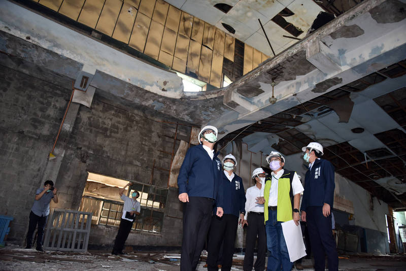 高雄市長陳其邁1日前往中都戲院視察，認為建築物柱子爆裂，鋼筋鏽蝕嚴重，相當危險應進行拆除。（高雄市政府提供）