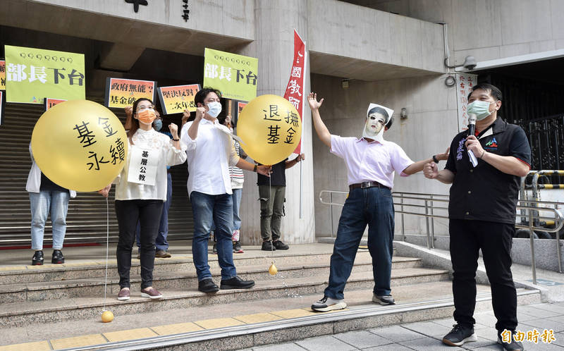 銓敘部長周志宏日前於立法院答詢表示軍公教退撫基金有可能破產，全國教師工會總聯合會3日至立法院外，以行動劇的方式對周志宏的發言表達抗議。（記者羅沛德攝）