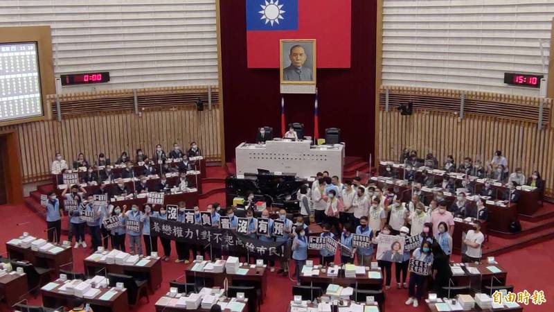 高市議會藍綠今下午同台叫陣。（記者王榮祥攝）