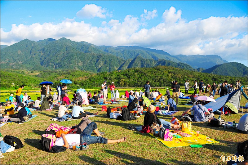 秋天到富里山谷聽音樂會，每年吸引許多遊客。（資料照，記者花孟璟攝）