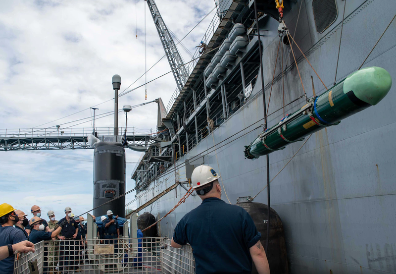 美国海军潜舰补给舰「凯伯号」与洛杉矶级核动力潜舰「汉普顿号」，于上月22日进行弹药补给操演，此为美军从2012年以来，首度在关岛以外的西太平洋地区进行填弹操演。（翻摄自太平洋舰队官网）(photo:LTN)