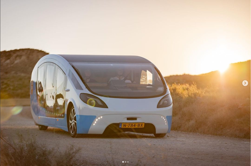荷兰恩荷芬理工大学（TU/e）学生团队，设计了一款完全以太阳能作为动力的露营房车（RV），可供2人长期居住使用，目前已获欧盟上路许可，正在环游欧洲。如获投资者青睐，最快5年内可以量产。（图取自团队IG@solarehv）(photo:LTN)