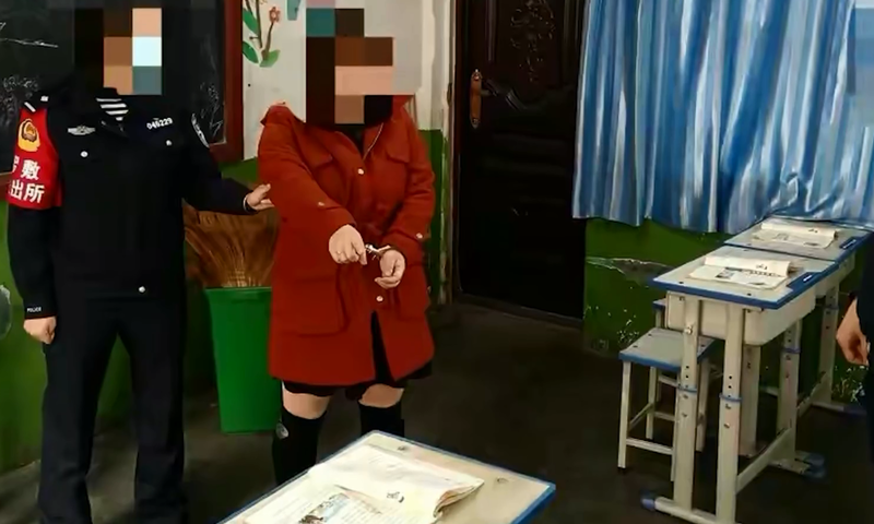 中國恐龍家長不滿女兒被語文老師罵，跑到學校搧無辜數學老師耳光，事後被罰拘留10日。（翻攝微博）