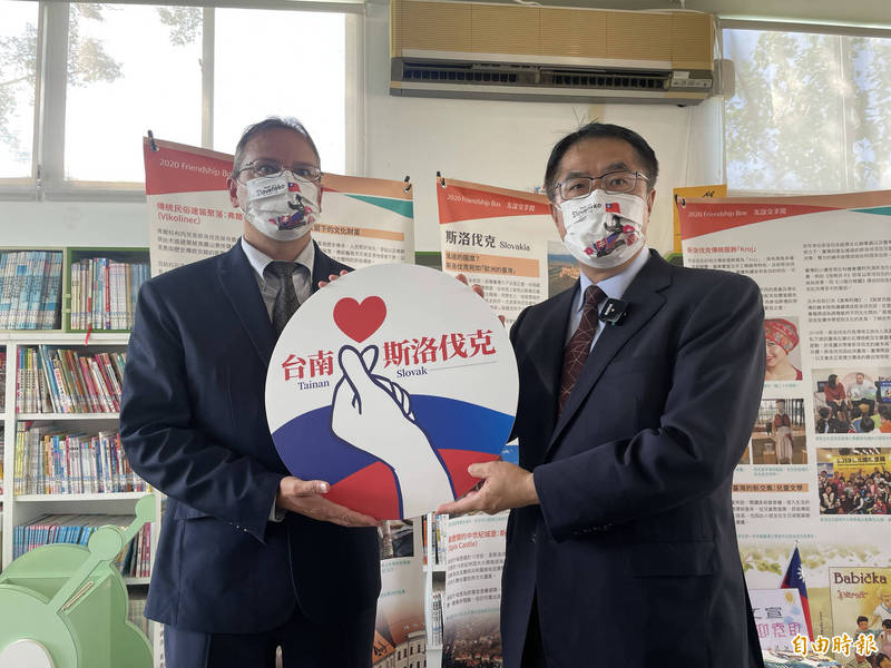 台南市長黃偉哲（右）出席左鎮共讀活動，與斯伐洛克經濟文化辦事處代表馬丁·博塔文（左）合影。（記者萬于甄攝）