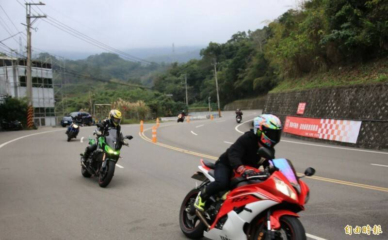 大型重機騎士張姓男子在台3線苗栗路段高速行駛並壓車過彎，吃上紅單。大型重機騎乘台3線示意照，人物與新聞事件無關。（資料照）