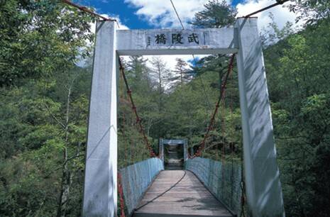 武陵橋啟用逾50年，11月6日起封閉進行重建工程。（東勢林管處提供）