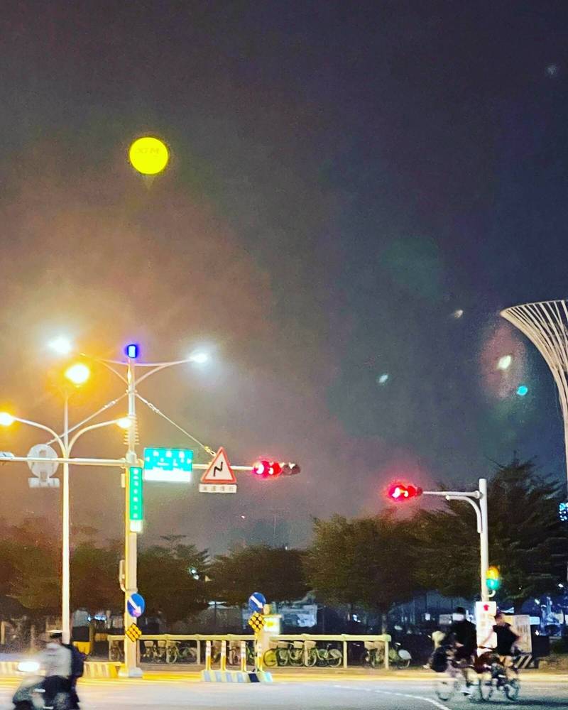 台南市有民眾在花園夜市附近的和緯路拍到又大又圓的黃色月亮,後來才發現原來是氣球,多位民眾也表示自己也曾被騙。(讀者提供) 台南市有民眾在花園夜市附近的和緯路拍到又大又圓的黃色月亮,後來才發現原來是氣球,多位民眾也表示自己也曾被騙。(讀者提供)