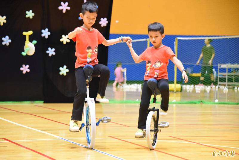 日本一輪車將舞蹈、獨輪車結合成美麗表演。（記者葉永騫攝）