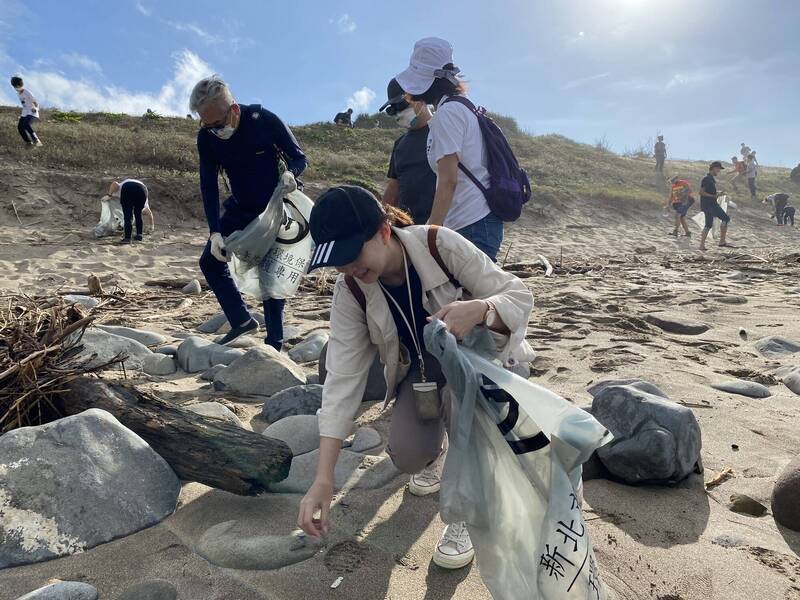 200名志工們熱情響應淨灘活動，維護新北海岸的美麗環境。（新北市環保局提供）