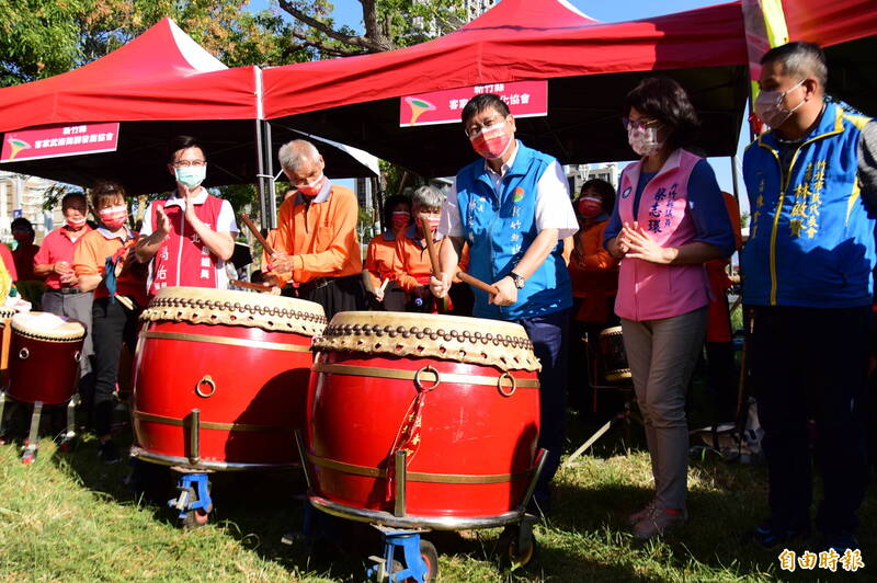 新竹縣客家藝術節中，縣長楊文科開心打鼓與客家獅一同表演。 （記者廖雪茹攝）
