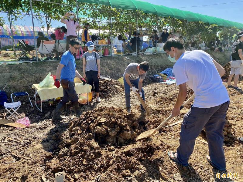 桃園萬聖南瓜節重頭戲「荷田焢窯」吸引百組家庭報名參加，體驗農事樂趣。（記者魏瑾筠攝）