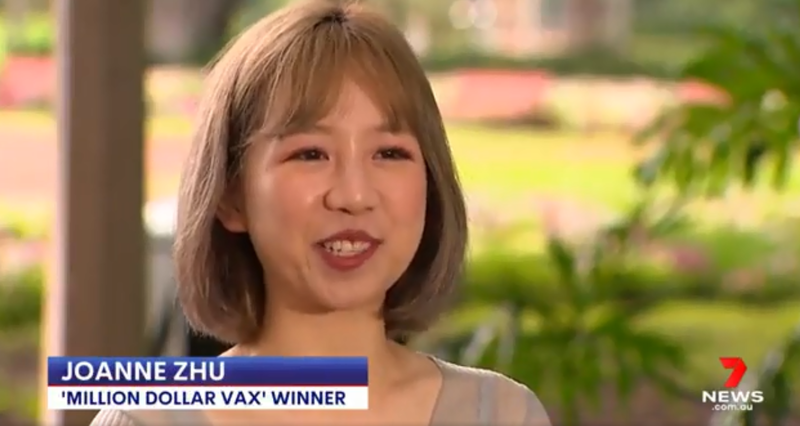 澳洲雪梨25歲中裔學生朱喬安（見圖）日前接種武肺疫苗完成後，今（7）日接獲通知，獲得「百萬疫苗聯盟」樂透首獎約2057萬元，瞬間成為千萬富豪。（圖取自《7NEWS》）