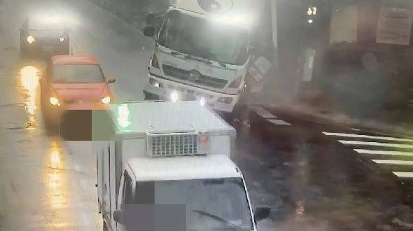 小貨車疑似天雨未保持車距，以高速失控撞上前方車輛。（記者鄭景議翻攝）