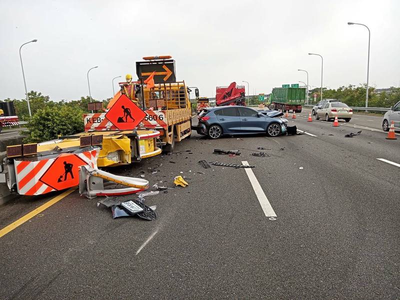 40歲女子駕駛轎車今晨行經中山高北向下營系統交流道，疑因未注意車前狀況，撞上工程緩撞車。（民眾提供）