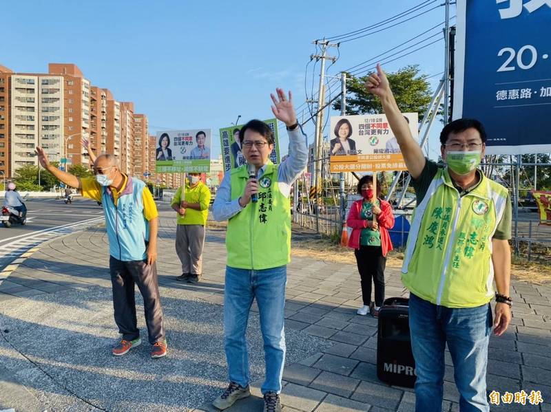 立委邱志偉（中）今天一大早偕同議員、地方里長，站在岡山路和介壽路口，向路過民眾宣傳公投要投下「四個不同意票」。（記者蘇福男攝）