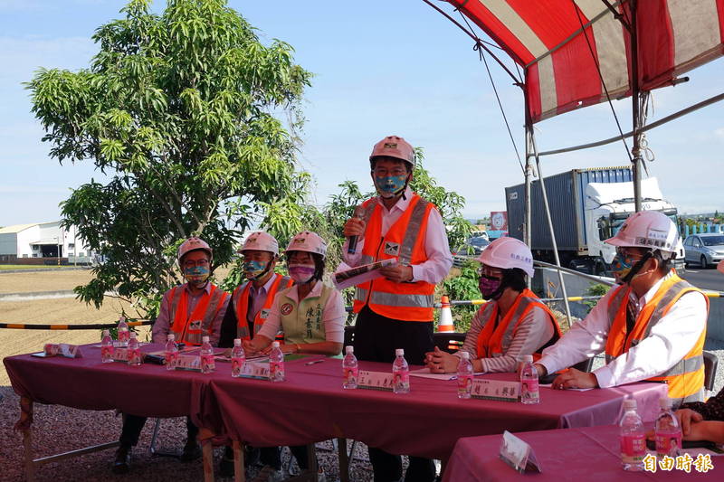 交通部長王國材（右三）到彰化視察交通建設，宣布中山高彰化員林路段拓寬工程，將在明年元旦南北雙向4車道全線通車。（記者劉曉欣攝）