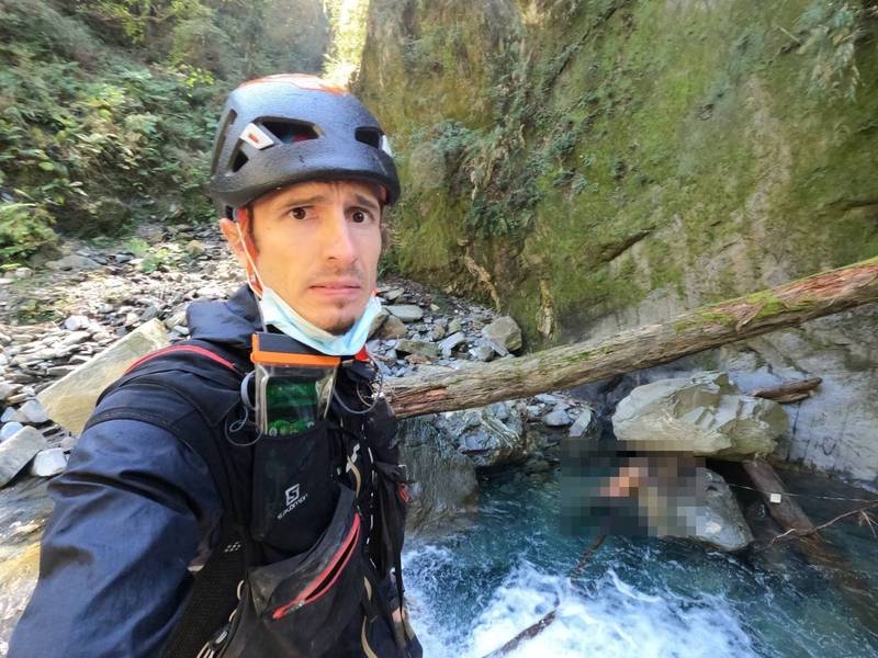 Petr Novotny在海拔約1600公尺的溪谷水潭巨石旁，發現1具男性遺體，研判即是雙十連假攀登再生山至能高山失蹤近月的宜蘭縣楊姓山友。（圖由Petr Novotny提供）