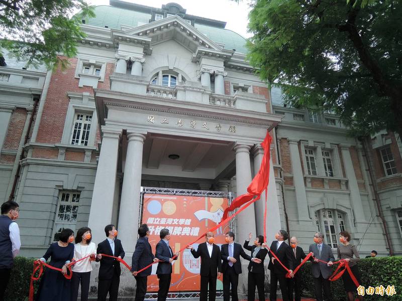 台灣文學館升格揭牌，該建築原為日治時期的台南州廳，於1916年落成。（記者蔡文居攝）