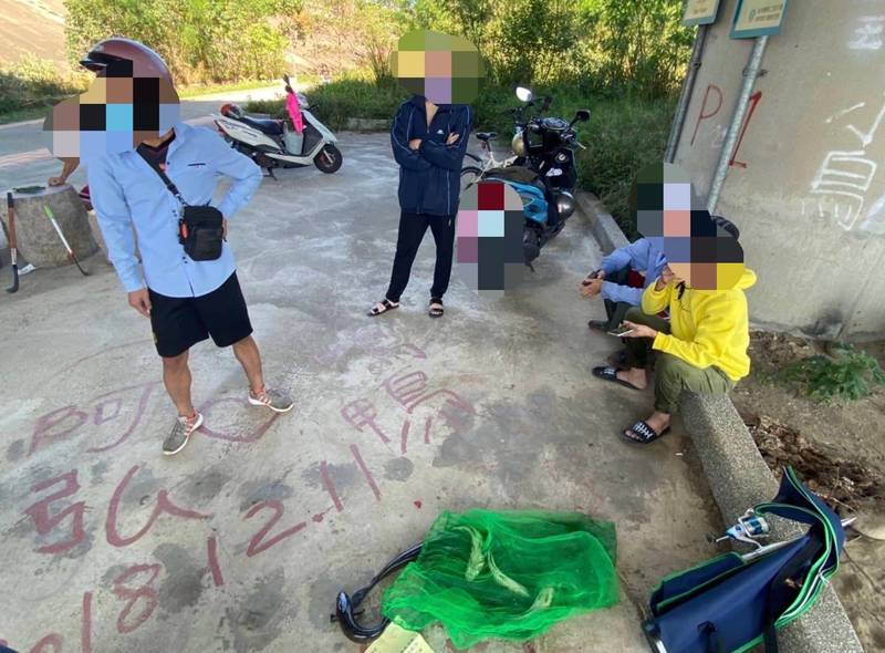 Four migrant workers illegally fished in the Houlongxi River in Miaoli County. They were caught by the Miaoli police and will be heavily punished in accordance with the Fisheries Law.  (Photo by reporter Zhang Xunteng)