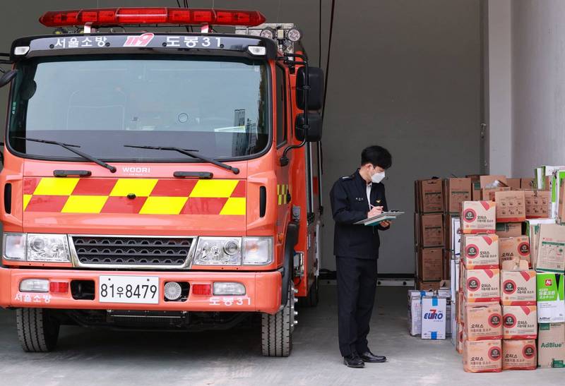 南韓近期陷入尿素危機，影響國內柴油車運行，南韓政府正研擬釋出軍方儲備尿素應急。圖為南韓消防隊員清點尿素儲量。（歐新社）