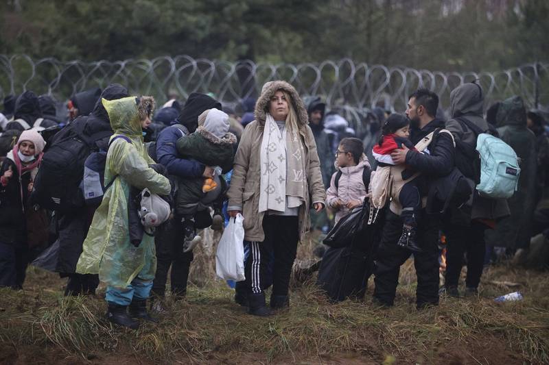 成千上百的非法移民湧向白俄羅斯與波蘭邊界，試圖從這裡進入歐盟，波蘭指控白俄羅斯放任，立陶宛也已部署軍隊戒備。（美聯社）