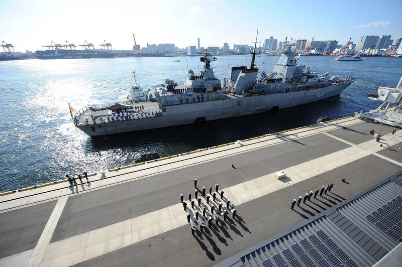 德國巡防艦「巴伐利亞號」停泊於東京。（路透）