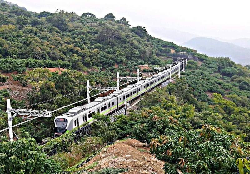 EMU900為今年4月初首航的新車，今天卻傳出車廂漏水。（資料照）