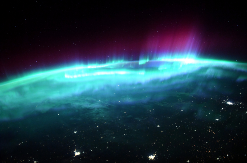 法籍太空人佩斯凯本月7日在推特分享从国际太空站捕捉到的画面，只见来自地球的蓝绿色极光，美到令人窒息。（图翻摄自Thomas Pesquet推特）(photo:LTN)