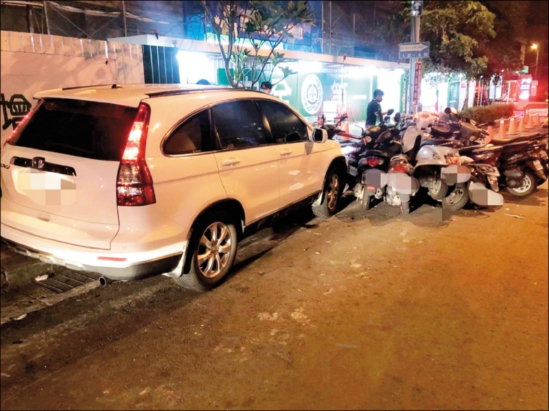 台中一名余姓男子昨天凌晨心臟不適開車就醫，卻在醫院對面撞上路邊機車，送醫急救仍不治。（記者陳建志翻攝）