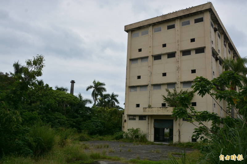 「公賣局花蓮菸葉廠」獲花東地區永續發展基金核定6700萬元活化為運動休閒園區，縣府教育處將投入環狀PU跑道、槌球場等第一期工程施作，預計明年下半年對外開放使用。 （記者王峻祺攝）