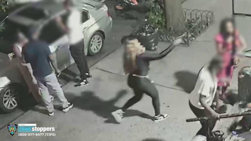 42岁纽约妇女迪莉亚（右），今年8月4日晚间，遭不明黑衣女子当街开枪击毙。（翻摄自纽约市警局监控影片）(photo:LTN)