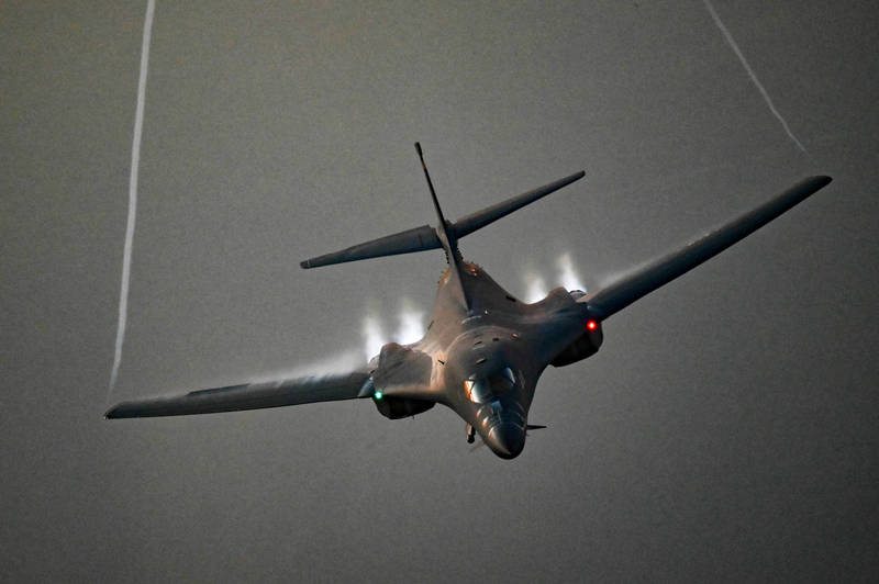 美军6日时派出两架B-1B超音速轰炸机，与其他北约盟军的军机进行长程攻击演习。图为B-1B超音速轰炸机，示意图。（美联社）(photo:LTN)