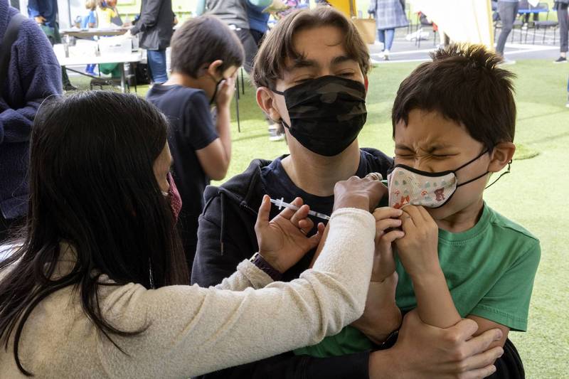 星國政府預計本月決議是否進一步替5至11歲族群接種輝瑞疫苗。兒童接種武肺疫苗示意圖，與本文無關。（歐新社資料照）