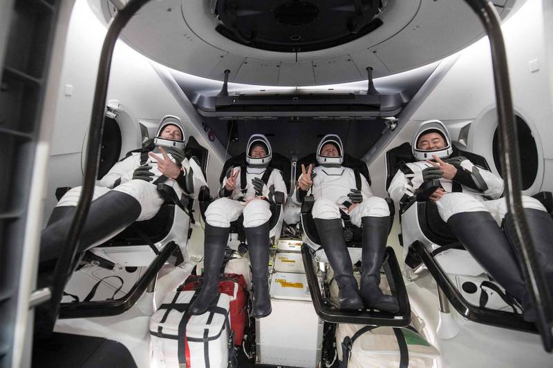 搭载4名太空人（Crew 2团队）的太空船奋进号（Endeavour），美东时间週一溅落佛罗里达海岸附近的墨西哥湾，结束6个月的国际太空站（ISS ）任务返抵地球并着陆。由左至右为法籍工程师佩斯凯、NASA太空人麦克阿瑟与金布罗，以及日籍太空人星出彰彦。（法新社）(photo:LTN)