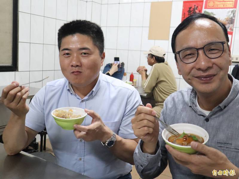 國民黨主席朱立倫（右）今晚7點將至顏寬恒（左）沙鹿服務處，陪顏寬恒宣布參加立委補選。（資料照）