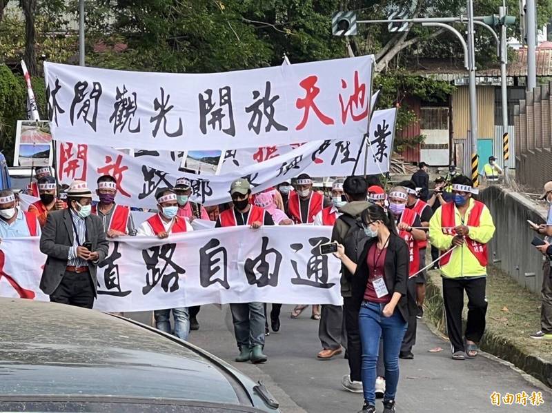 近百居民抗議南橫不通。（記者黃旭磊攝）