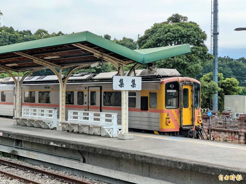 台鐵集集支線因鐵路隧道修復工程，火車只能行駛至集集火車站，惟火車回程仍按時刻表發車，造成列車持續在集集站怠速不熄火，產生廢氣影響遊客與居民。（記者劉濱銓攝）