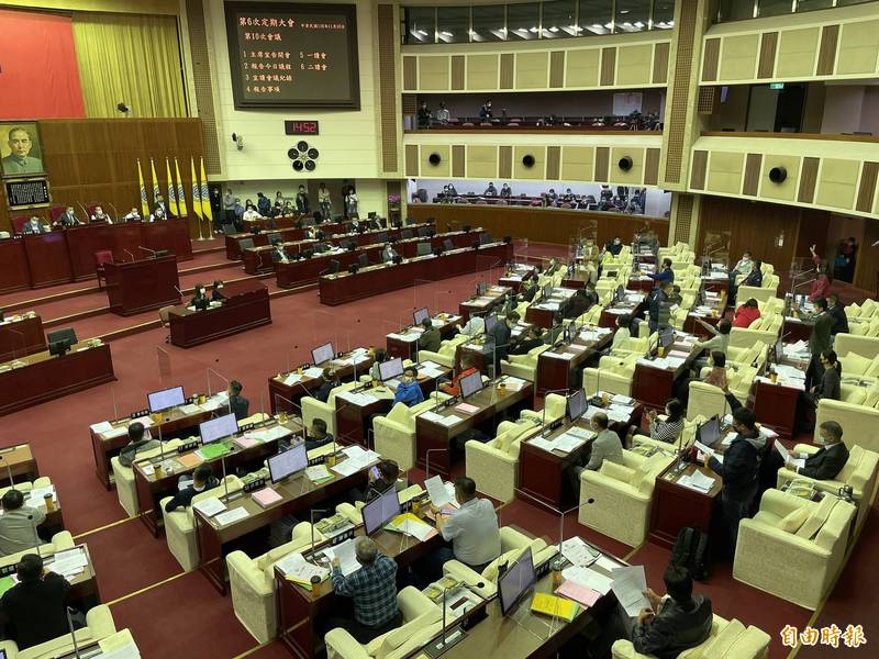 台北市議會國民黨團今甲級動員，最後大會表決通過重陽禮金致送自治條例，但市府隨後聲明將提覆議。（記者楊心慧攝）