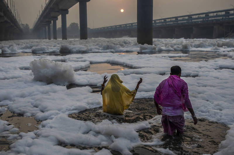 适逢印度教克哈特普迦节，印度民众至恆河边沐浴祷告，河旁白色泡泡状为污染物。（美联社）(photo:LTN)
