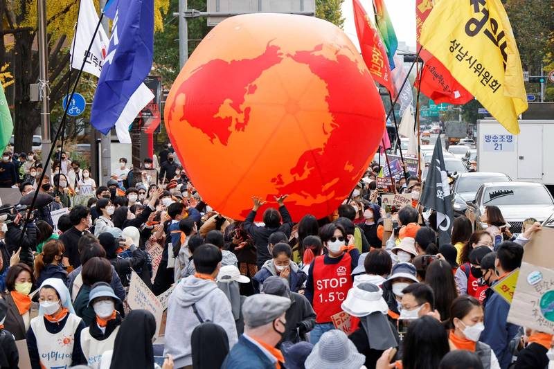 圖為疫情大流行期間，民眾在南韓首爾參加全球氣候正義行動日（6日）集會活動。（路透）
