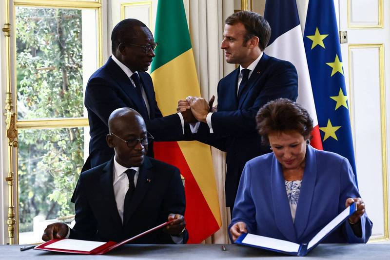 法国今（10）日正式将26件殖民时期掠夺的古文物归还贝南。图为法国总统马克宏（后排右）与贝南总统塔隆（Patrice Talon，后排左）在2国交换合约后握手。（路透）(photo:LTN)