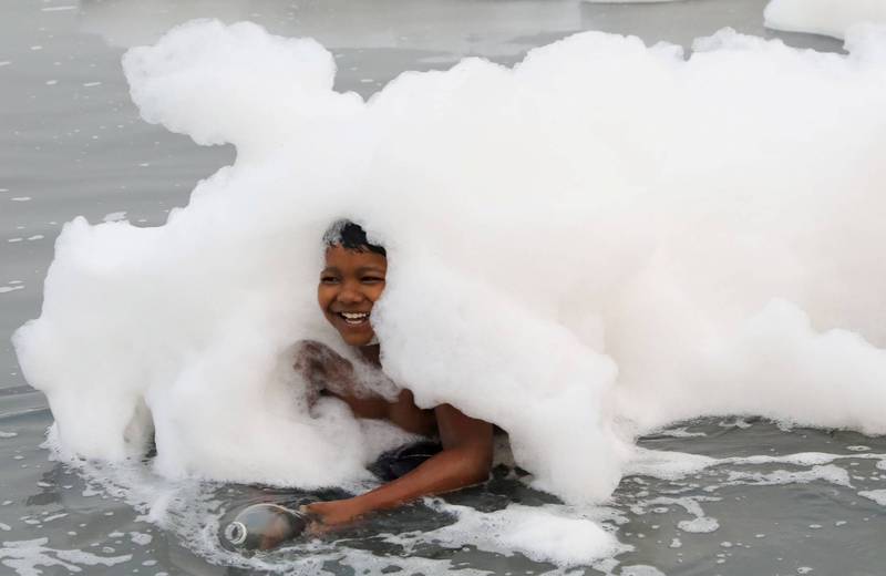 印度恆河支流亚穆纳河出现白色泡泡状的污染物，仍有孩童在河边嬉戏。（路透）(photo:LTN)