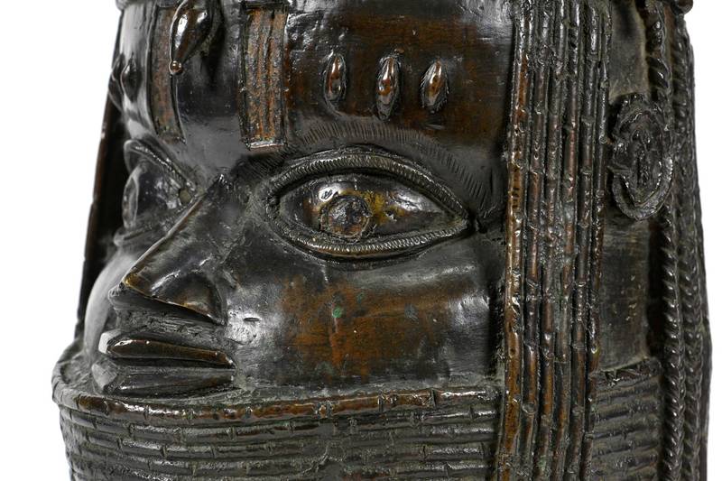 专家评估，非洲约有80%至90%的文化遗产，可以在欧洲的各博物馆里找到，甚至有些堆积在他们的储物间中，真正被展出的文物在少数。图为「贝南青铜器」之一，国王像雕塑。（路透）(photo:LTN)