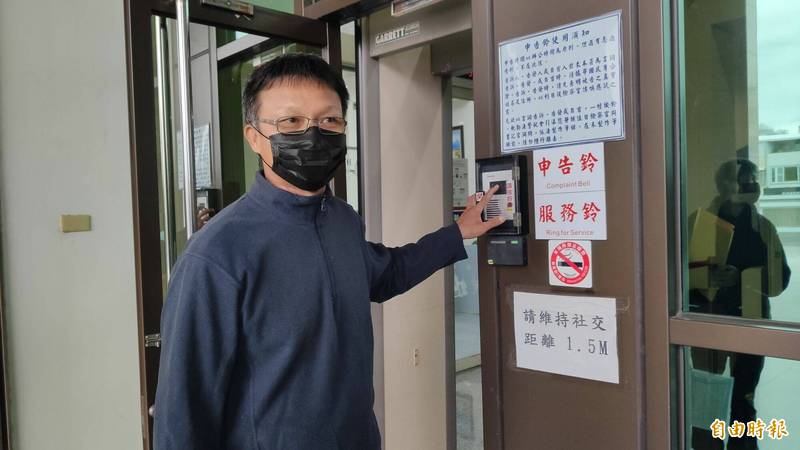 移居台東的香港龍舟師傅胡梓康按鈴申告許瑞貴涉嫌恐嚇。（記者陳賢義攝）