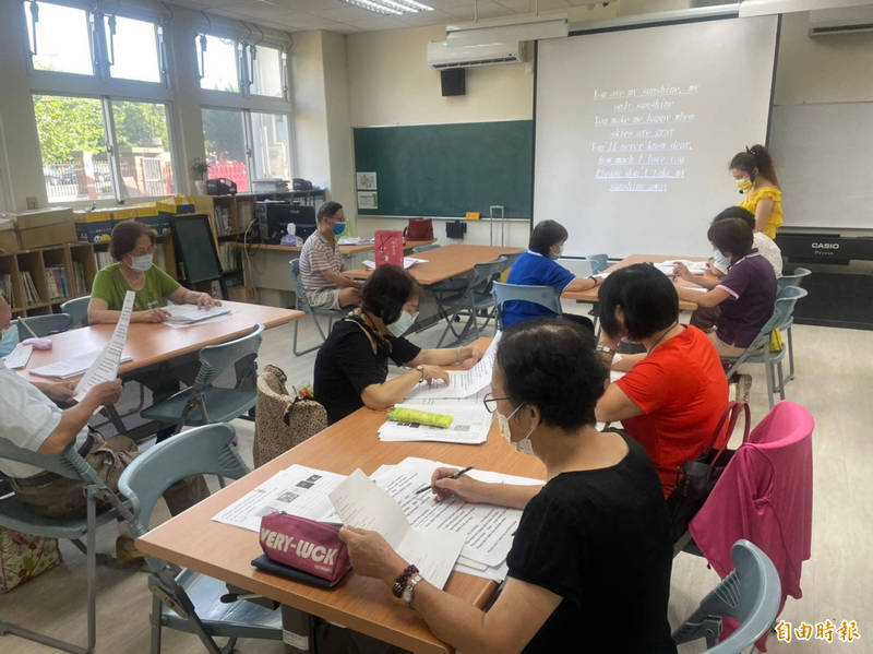 阿公阿嬤say Abc 台南新市國小開辦樂齡英語課程 生活 自由時報電子報