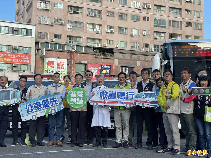 台南市府交通局建置智慧優先號誌系統，讓救護車及70號公車行經奇美醫院至成大醫院間21個路口時，可通行順暢。（記者萬于甄攝）