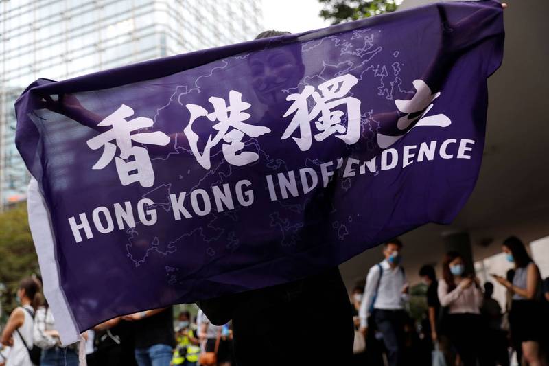 香港被称为「第二代美国队长」的马俊文，因在多个场合宣扬香港独立，被香港政府以《国安法》指控煽动他人分裂国家，今（11）日遭重判5年9个月。图为反送中示威者手持「香港独立」旗帜。（路透）(photo:LTN)