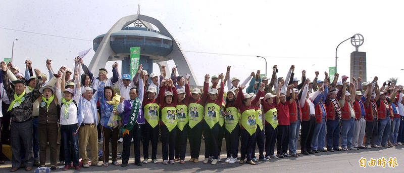 李應元2004年擔任民進黨副秘書長任內，規劃執行「二二八百萬人手牽手護台灣」活動，超過200萬人牽手相連500公里，用台灣人民集體聲音，向國際展現不畏中國飛彈威脅，賦予了228新意涵，寫下了台灣民主運動歷史性一頁。（資料照）